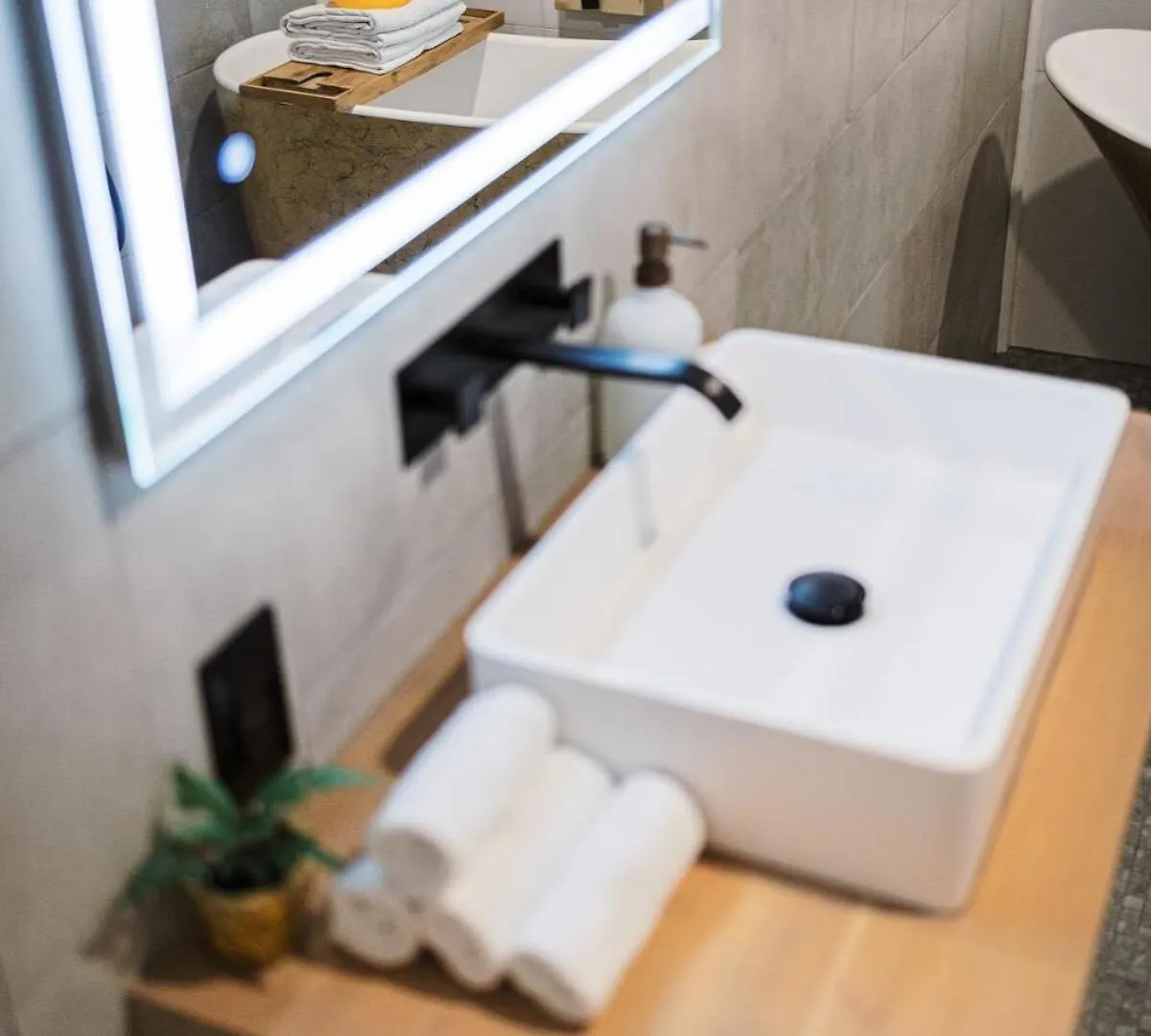 Spa Oasis In Toronto'S Heart + Parking!