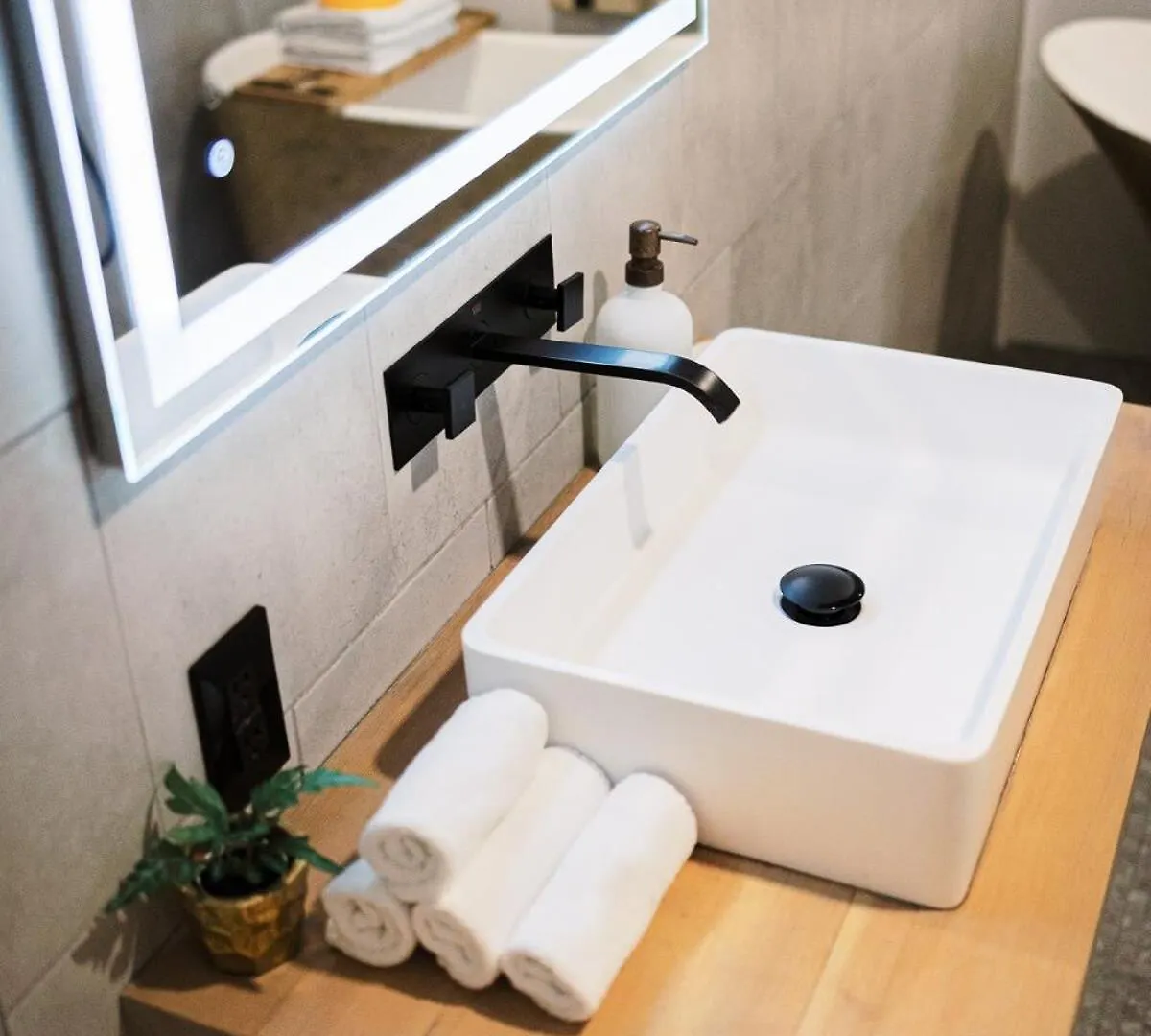 Spa Oasis In Toronto'S Heart + Parking! Apartment Toronto